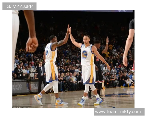 巴特勒盛赞库里：将球交给他后果然奇迹频现